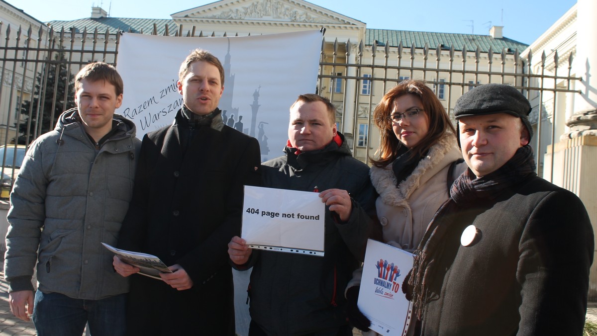 - Gdzie są wyniki wyborów samorządowych? Czy trzy miesiące to za mało, by je opublikować na stronie? – grzmią samorządowcy i działacze lokalnych organizacji z Warszawy. Uważają, że to niedopełnienie obowiązków przez Państwową Komisję Wyborczą. – Poleciliśmy uzupełnienie danych, ale nie wszyscy to zrobili – odpowiada PKW.