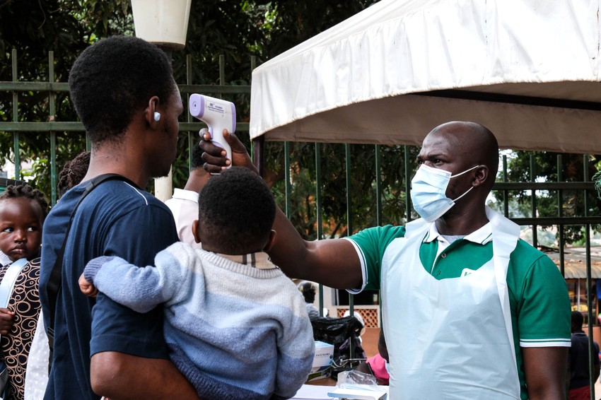 Provera temperature ljudi ispred bolnice Kibuli Muslim u Kampali, Uganda, 16. maja