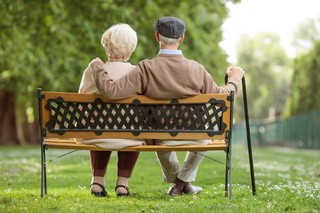 Najpierw 65 lat i 11 miesięcy, a następnie 67 lat dla obu płci. Nowy wiek emerytalny dla kobiet i mężczyzn jest wprowadzany stopniowo