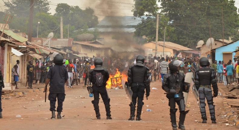 Violentes émeutes en Gambie