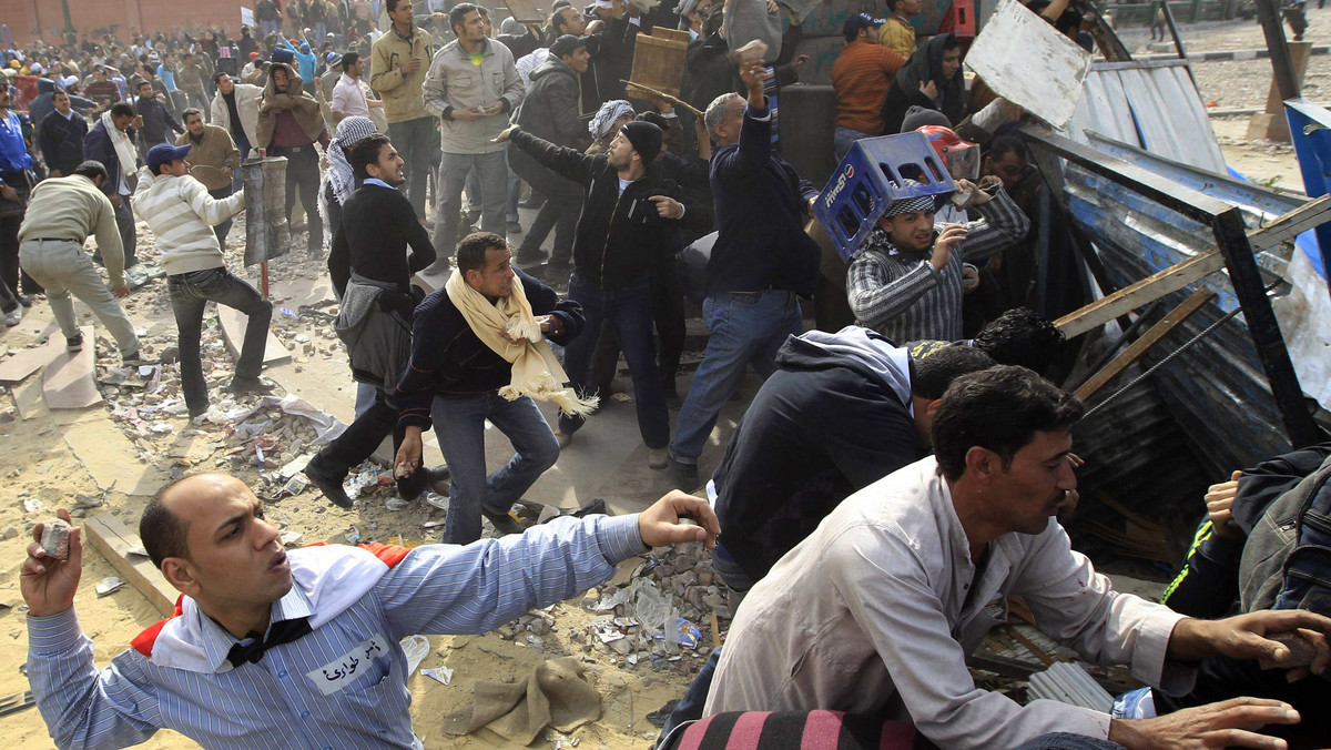 Na kairskim placu Tahrir po zmierzchu znowu doszło do starć między przeciwnikami a zwolennikami prezydenta Hosniego Mubaraka. W stolicy Egiptu atakowani są również zagraniczni dziennikarze, a wśród nich polscy. Zatrzymany został między innymi dziennikarz "Tygodnika Podhalańskiego", Jerzy Jurecki. Uwolniono natomiast ekipę TVP.