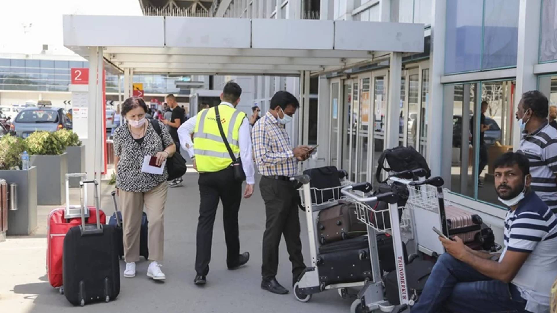 Pomozite nam, iscrpljeni smo i gladni - 400 Indijaca zarobljenih na beogradskom aerodromu pokazuje da država ipak nije rešila problem karantin turizma