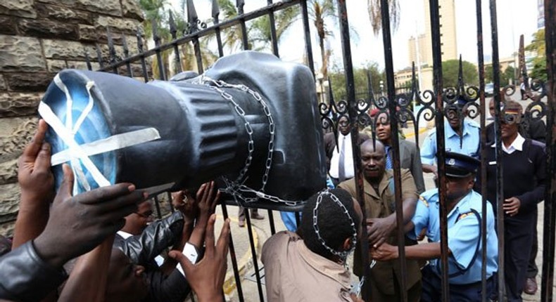 Journalists protest outside Parliament 