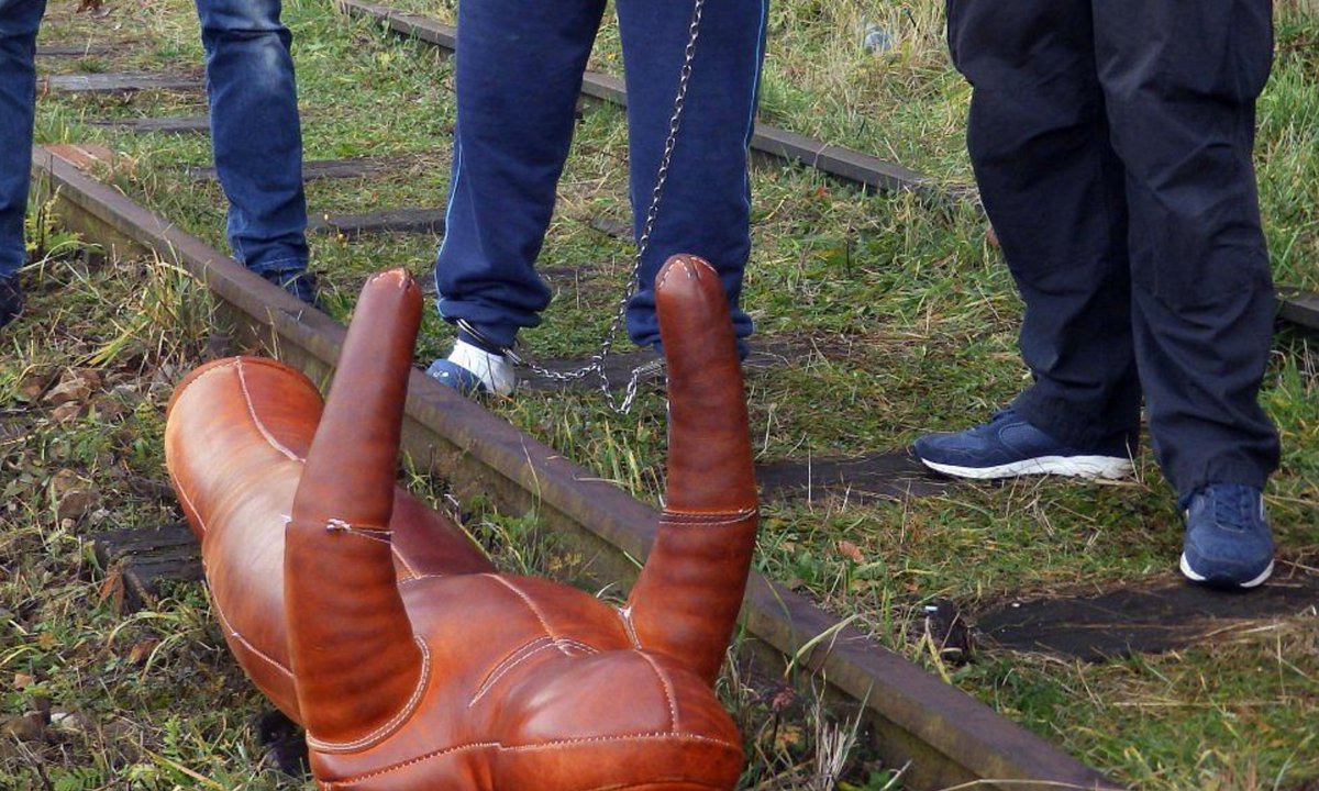 Ułożyli go na torach i czekali, aż nadjedzie pociąg. Darek nie miał szans
