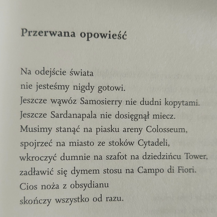 Pierwsza strofa wiersza "Przerwana opowieść" Witolda Turdzy opublikowanego w tomie "Wiersze wszystkie" (Wydawnictwo Znak)