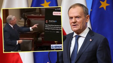 Amerykański senator przyniósł planszę z wpisem Donalda Tuska. "Nie obchodzi mnie to" [WIDEO]