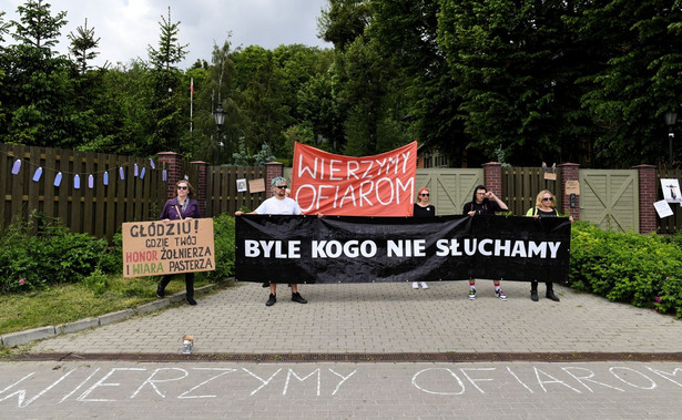 "Głódź, gdzie twój humor żołnierza...". Manifestacja przypominająca o ofiarach pedofilii wśród duchownych