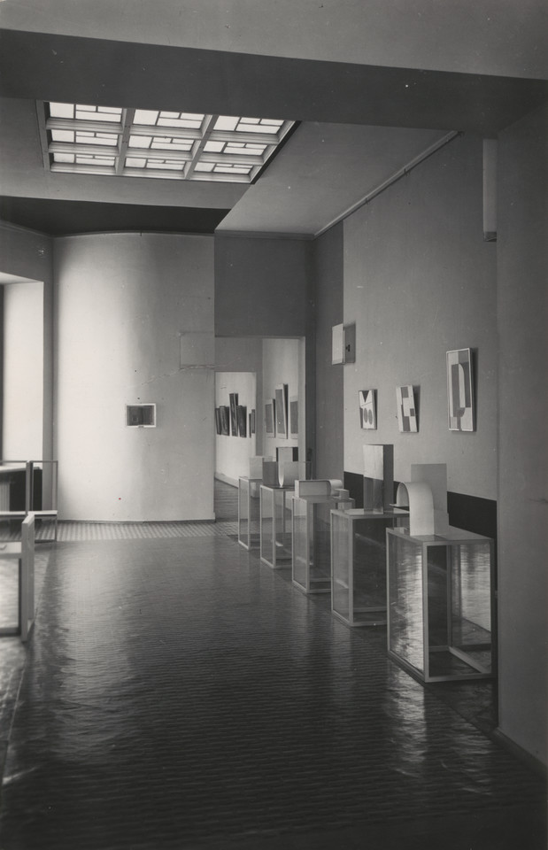 Sala Neoplastyczna w Muzeum Sztuki w Łodzi (1948; projekt: Władysław Strzemiński). Widok sprzed 1951 r.