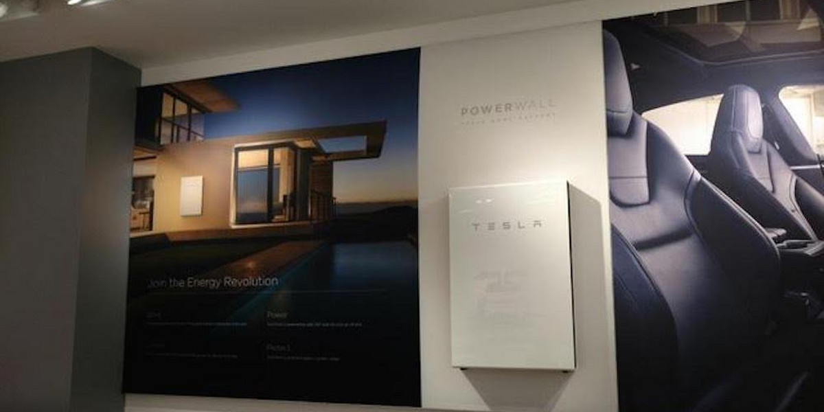 Powerwall Tesli to litowo-jonowa bateria, którą można zamontować na ścianie lub na podłodze w domu. Panasonic buduje ogniwa Powerwalla, a Tesla zajmuje się konstrukcją modułu akumulatorowego i opakowania.