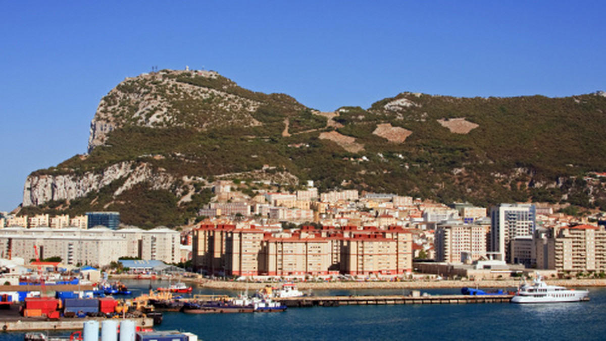 Hiszpania nie zrezygnuje z kontroli na przejściach granicznych z Gibraltarem - oświadczyło w poniedziałek MSZ tego kraju, reagując na zapowiedź Wielkiej Brytanii podjęcia działań prawnych wobec Madrytu. Do Gibraltaru pojadą wysłannicy Komisji Europejskiej.
