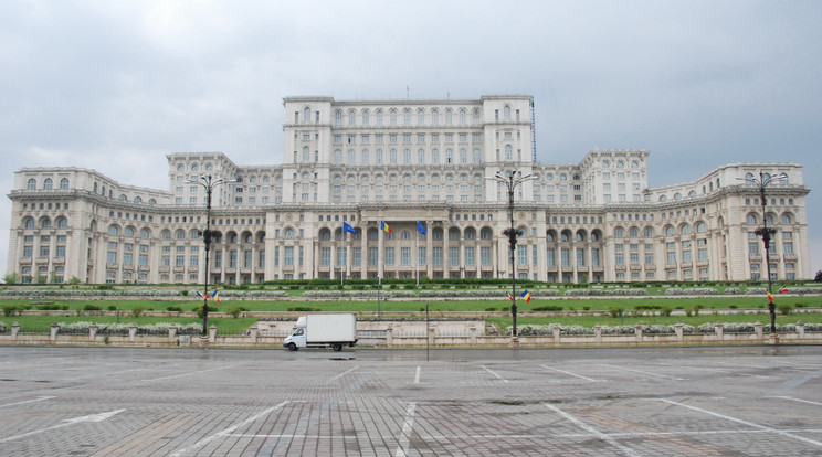 A román parlament épülete /Fotó: Wikipédia