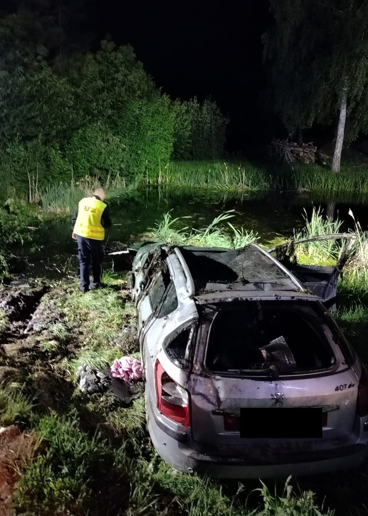 Auto nagle zjechało z trasy, świadkowie usłyszeli hałas. Nie żyją dwie osoby