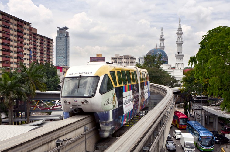 Kolejka monorail w Kuala Lumpur otwarta w sierpniu 2003 roku ma 11 stacji. Uzupełnia pozostałe 5 linii naziemnego metra. Fot. Evgeny Prokofyev / Shutterstock.com
