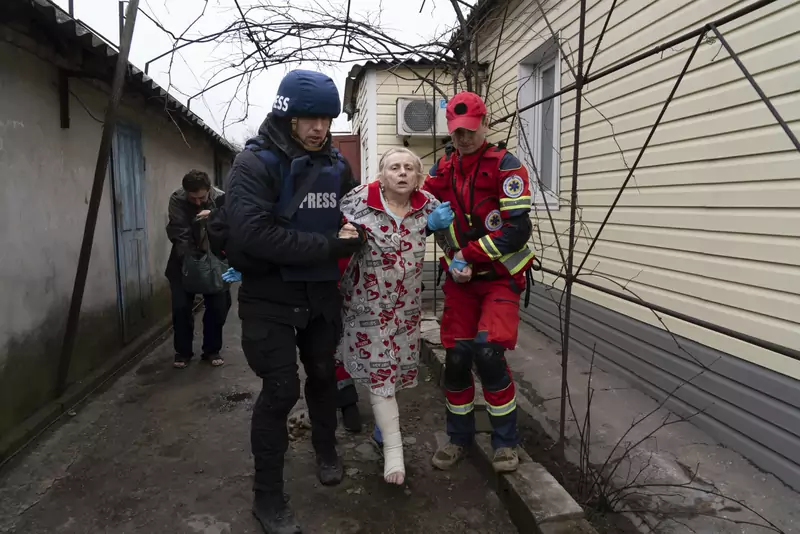 Dziennikarz Ewgenij Małołączniak pomaga w ewakuacji pacjentów szpitala w Mariupolu. Zdjęcie autorstwa Mścisława Czernowa. 