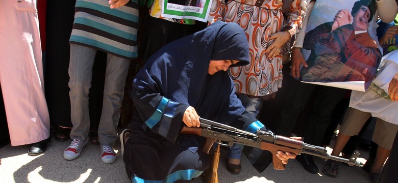 Francja dozbraja libijskich powstańców