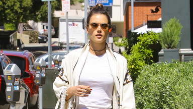 Alessandra Ambrosio odsłania długie nogi