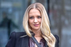 Barbara Kurdej-Szatan reklamuje wózek na tle afrykańskich dzieci. Internauci oburzeni