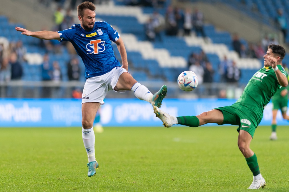 Piłkarz Lecha Poznań Antonio Milic (L) i Petr Schwarz (P) ze Śląska Wrocław podczas meczu 1/16 finału piłkarskiego Pucharu Polski