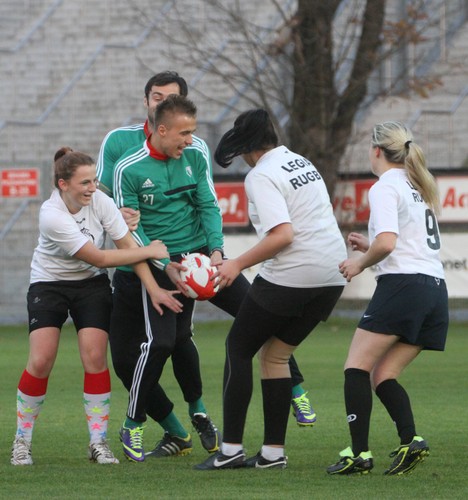 Niecodzienny trening piłkarzy Legii. Ćwiczyli z rugbystkami