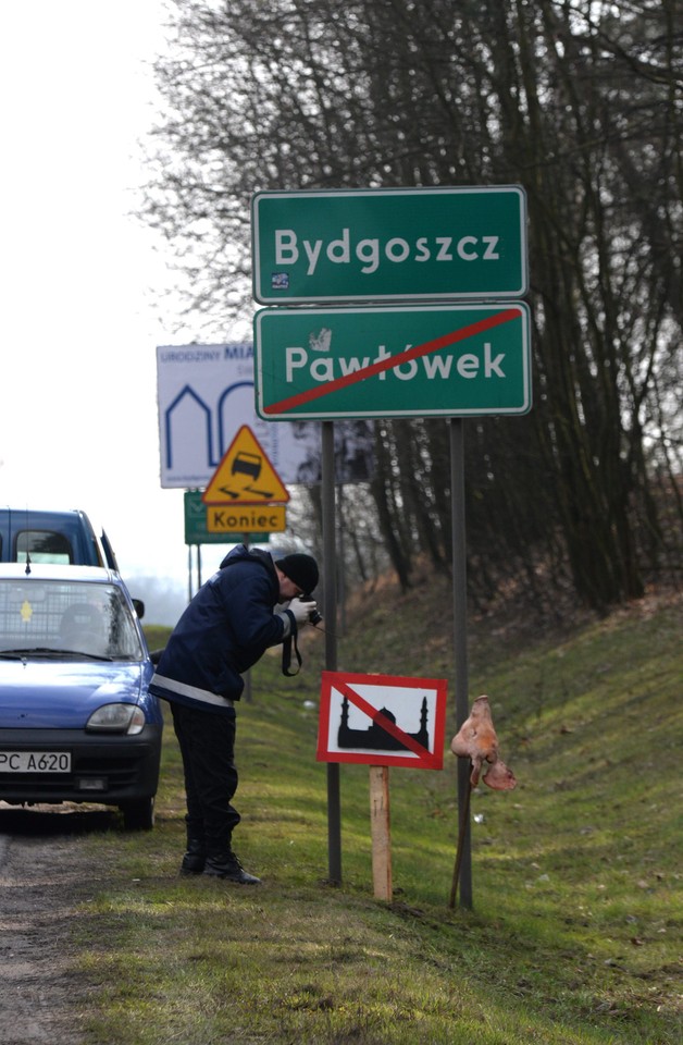 Świńskie głowy przy wjazdach do Bydgoszczy. To reakcja na zamachy?