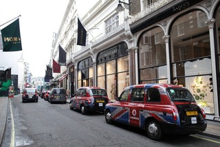 Za auto z Anglii zapłacisz wyższe OC. Unia chce zakazać wyprzedzania takim autem w Polsce