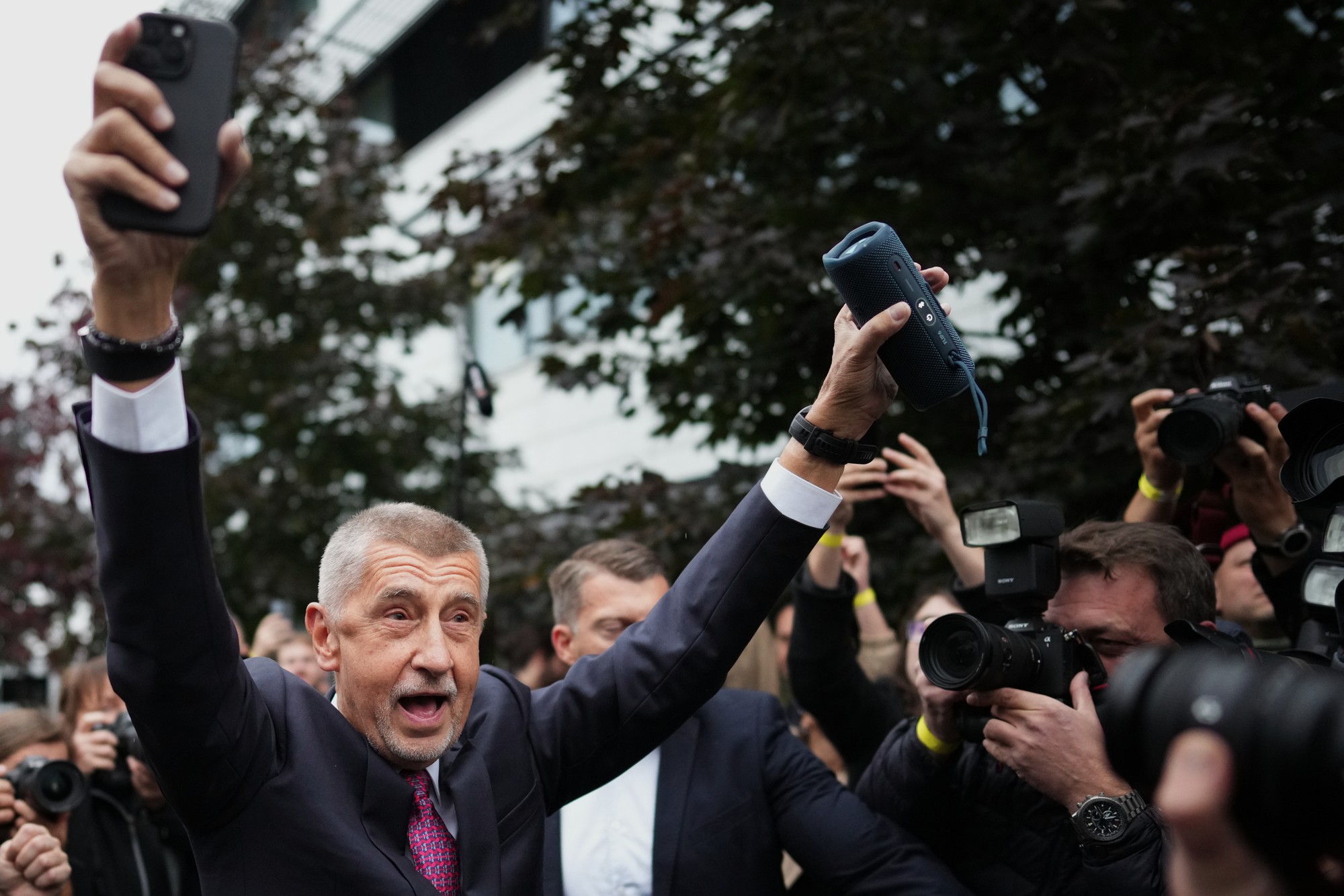 Český expremiér a predseda opozičného hnutia ANO Andrej Babiš ukazuje víťazné gesto počas príchodu do volebného štábu ANO po druhom dni volieb do Poslaneckej snemovne Parlamentu ČR v Prahe.