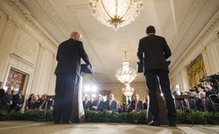 Pierwszy cios w prezydenturę Trumpa. Doradca do spraw bezpieczeństwa odchodzi. 'Ożywione kontakty z Rosją'