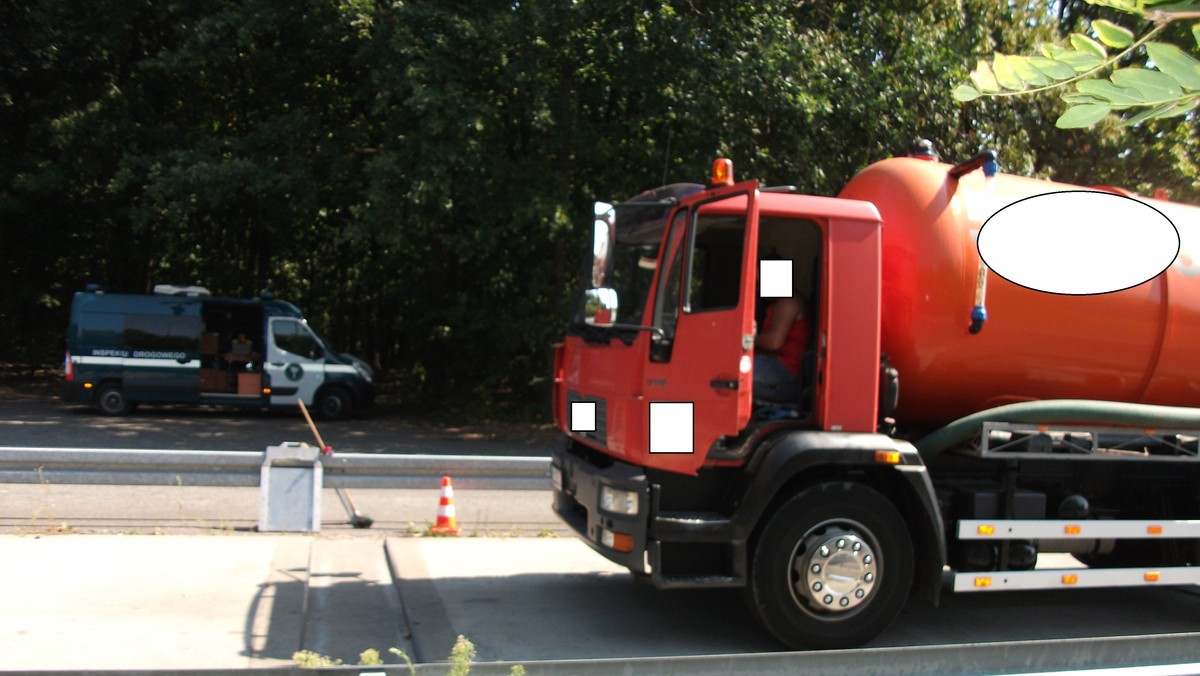 W piątek w godzinach porannych inspektorzy Inspekcji Transportu Drogowego ze Śląska próbowali zatrzymać do kontroli pojazd asenizacyjny. Kierowca na widok funkcjonariuszy gwałtownie przyśpieszył. Rozpoczął się pościg.