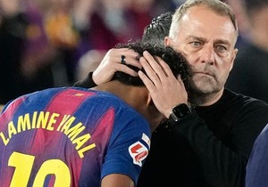 Trener Barselone Hansi Flik teši Jamala nakon što je napustio teren | Foto: Enric Fontcuberta/EPA/Shutterstock