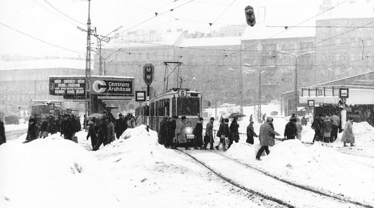 A Moszkva tér
azóta sem látott
akkora havat, mint
1987-ben /Fotó:iho.hu - Fotó Komjáthy Zoltán