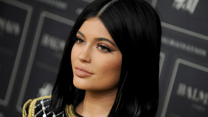 Hoppá: Kylie Jenner babájának már fülbevalója is van – videó