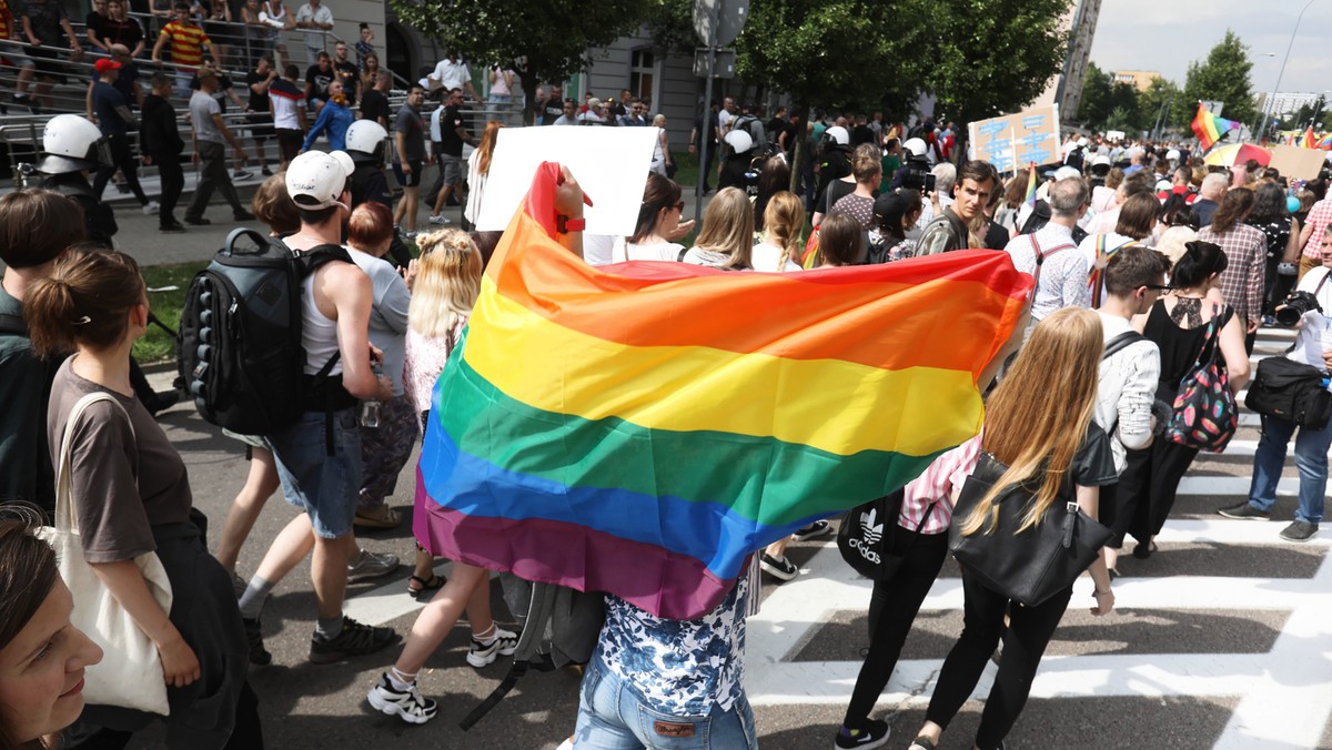 Białystok: Środowiska kibicowskie zaatakowały Marsz Równości i policję