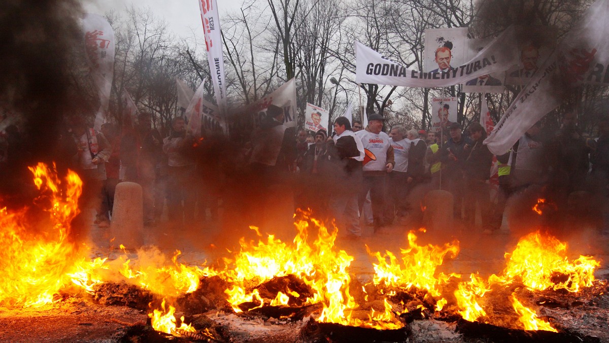 "Przekrój": Palące się opony - to nieodłączny widok każdego protestu organizowanego przez dowolny związek zawodowy. Wiadomo, palące się opony przyciągają media. Związkowcy mają gwarancję, że pojawią się w telewizji, a następnego dnia na pierwszych stronach gazet.