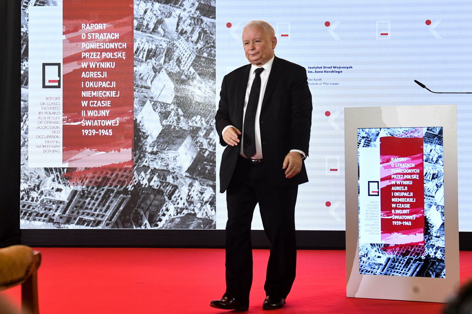 Prezes Prawa i Sprawiedliwości Jarosław Kaczyński podczas prezentacji raportu o stratach poniesionych przez Polskę w wyniku agresji i okupacji niemieckiej w czasie II wojny światowej