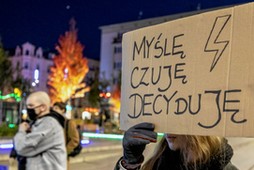 Protest kobiet w rocznicę wyroku TK w sprawie aborcji