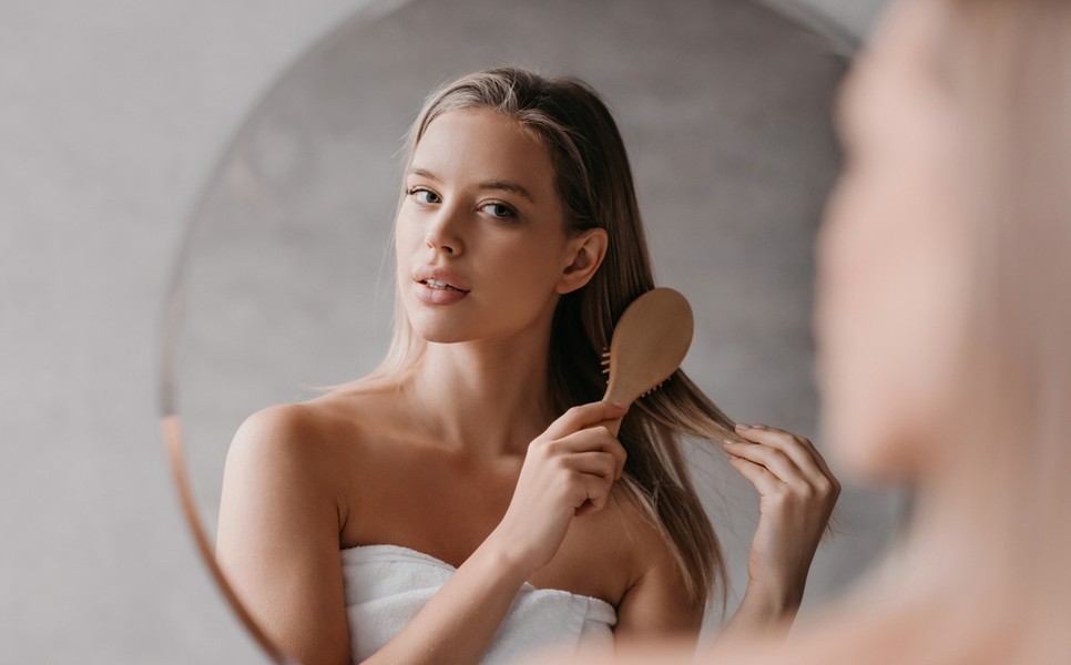 Válassz lekerekített, műanyag tüskékkel és párnázott alappal ellátott kefét a kíméletes hajfésüléshez!