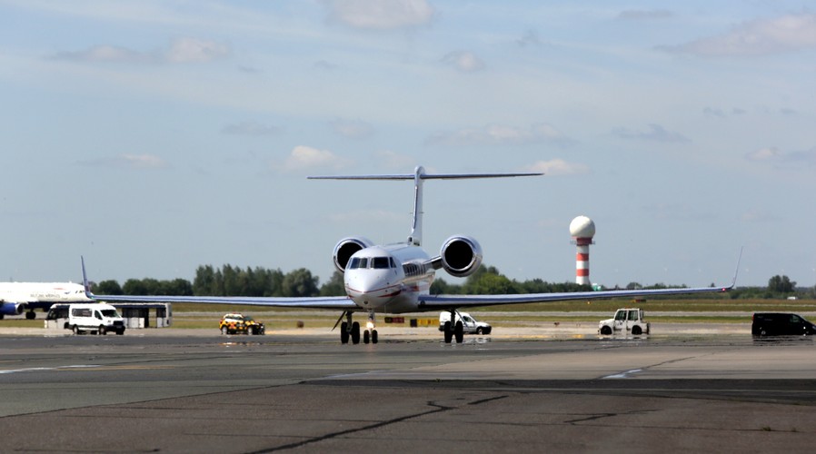 Samolot Gulfstream G550 ląduje na warszawskim lotnisku