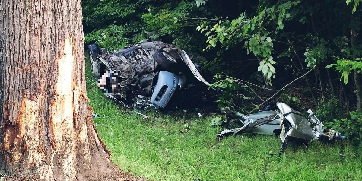 "Droga śmierci" w Dębówku zbiera mroczne żniwo. Kolejna śmierć młodego kierowcy