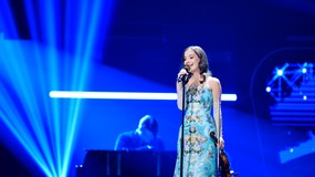 Sanah na koncercie oddała buty fance. "Uwaga, bo mogą trochę śmierdzieć" [WIDEO]