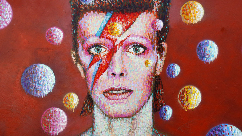Wczesne nagranie studyjne Davida Bowie trafi na aukcję. Eksperci twierdzą, że materiał może zostać sprzedany nawet za 13 tysięcy dolarów. Posłuchaj fragment zarejestrowanego utworu.