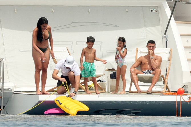 Georgina i Ronaldo sa decom na jahti u Sardiniji