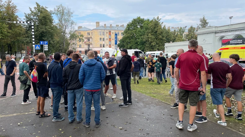 Srpski navijači kod stadiona traže način da uđu, a da ne skinu obeležja | Foto: Nemanja Mitrović