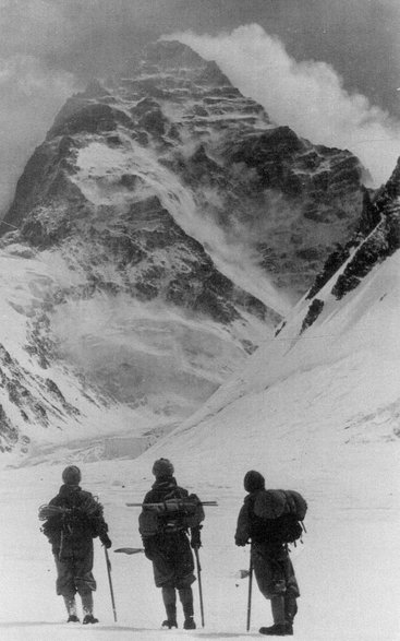 Alpiniści przed zachodnią ścianą (©)