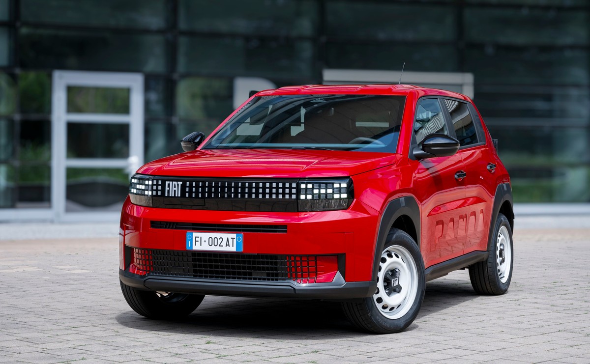 Nowy Fiat Grande Panda wjeżdża na rynek jako samochód z silnikiem benzynowym 1.2. Będzie też wariant elektryczny