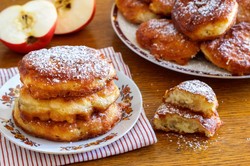 Pyszny obiad na czwartek. Podajemy przepis, Ty gotujesz. Placki z jabłkami na kefirze