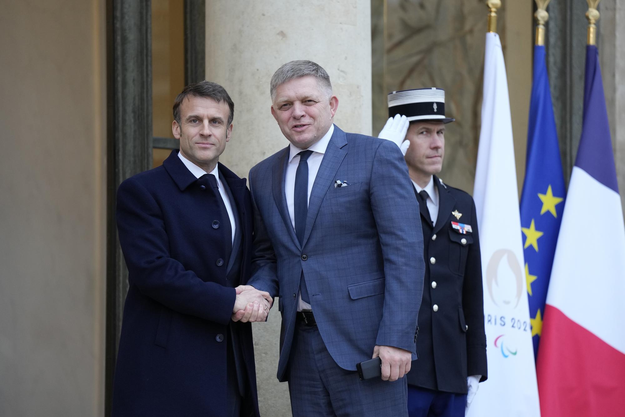 Slovenský premiér Robert Fico, ktorého víta francúzsky prezident Emmanuel Macron v Paríži na konferencii na podporu Ukrajiny.