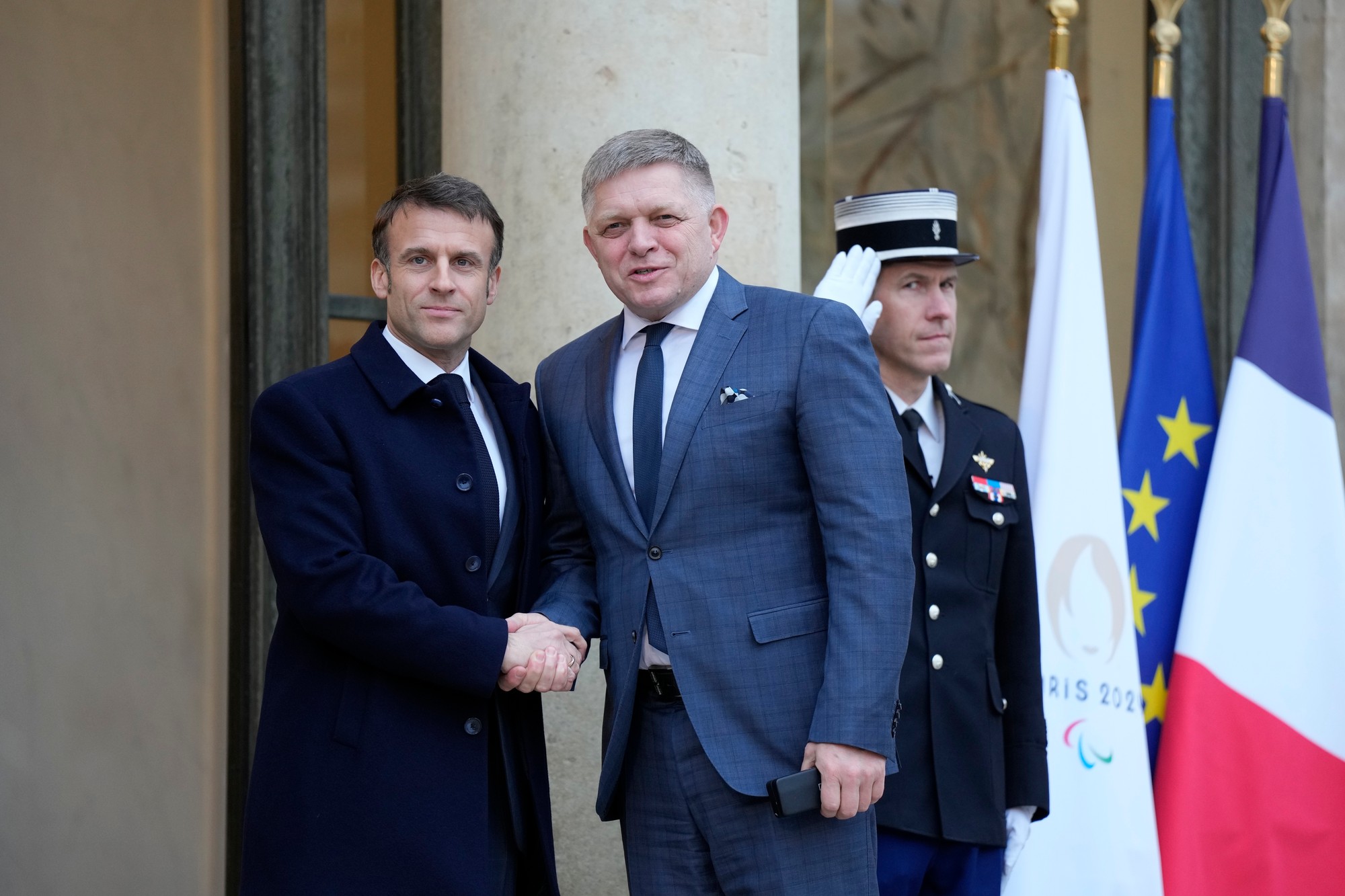 Slovenský premiér Robert Fico, ktorého víta francúzsky prezident Emmanuel Macron v Paríži na konferencii na podporu Ukrajiny.