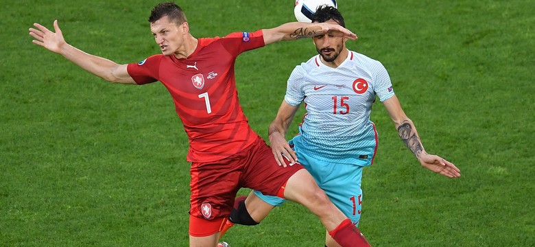 Ostre faule, krwawe starcia i dwa gole w meczu Turków z Czechami. WIDEO