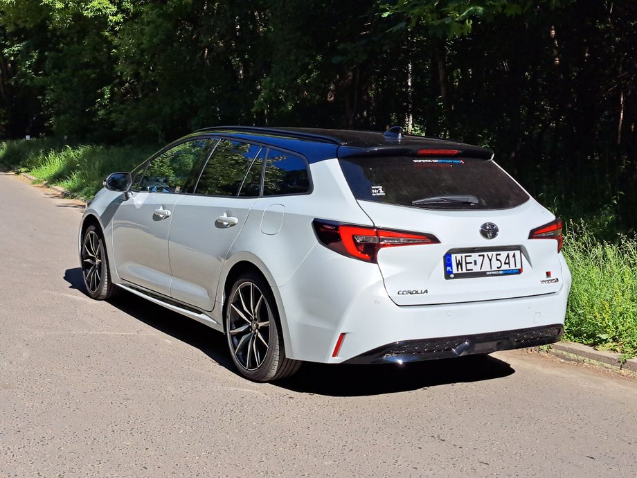 Toyota Corolla Hybrid Touring Sports w mieście albo na podmiejskiej drodze zużywa mniej niż 5 l/100 km.