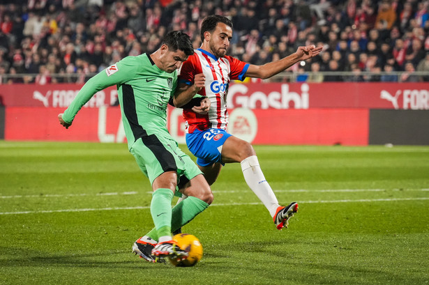 Alvaro Morata i Eric Garcia walczą o piłkę w meczu Girona - Atletico Madryt
